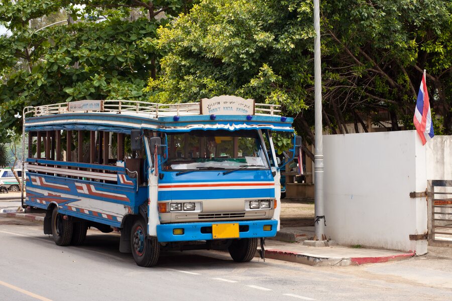 Un bus local azul en Phuket