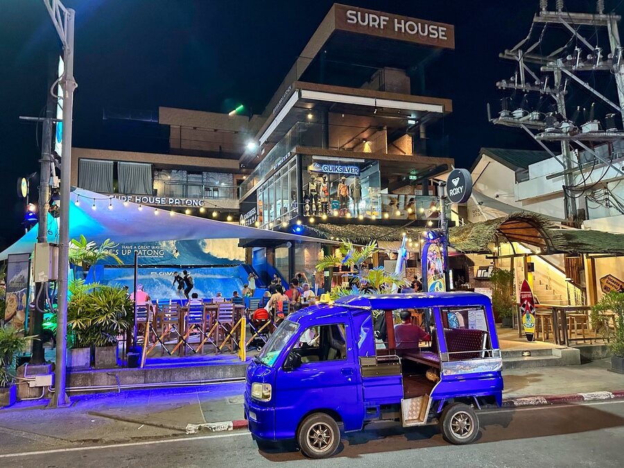 Un tuk tuk en Patong, Phuket, espera a captar clientes