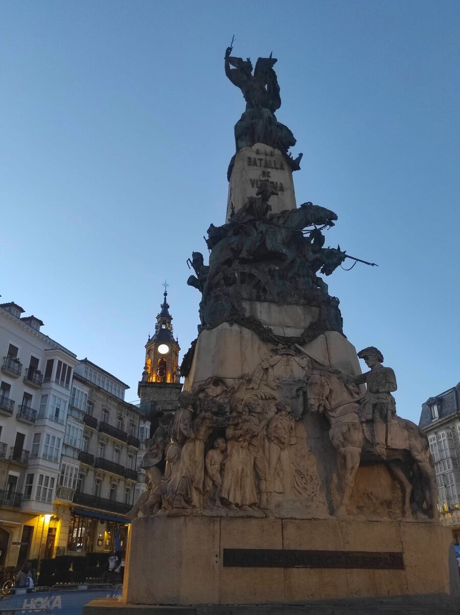 Estatua de la Plaza de la Virgen Blanca en Vitoria