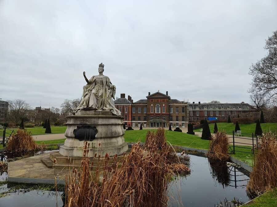 Estatua de la Reina Victoria con Kensington Palace al fondo en Londres