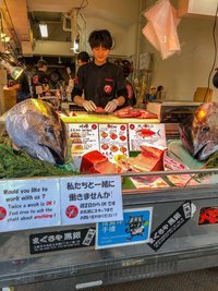 El mercado de Tsukiji se ha convertido en un imán de turistas a la hora de probar sushi.