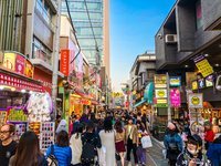 La calle Takeshita es una de las más concurridas de Tokio, con adolescentes y turistas paseando por sus pintorescas tiendas.
