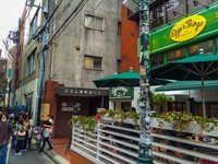 Largas colas para comer en el restaurante de moda, otra de las típicas estampas de la calle Takeshita y sus alrededores.