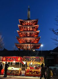 La pagoda del templo de Sensoji, con puestecitos de comida japonesa en primer plano.